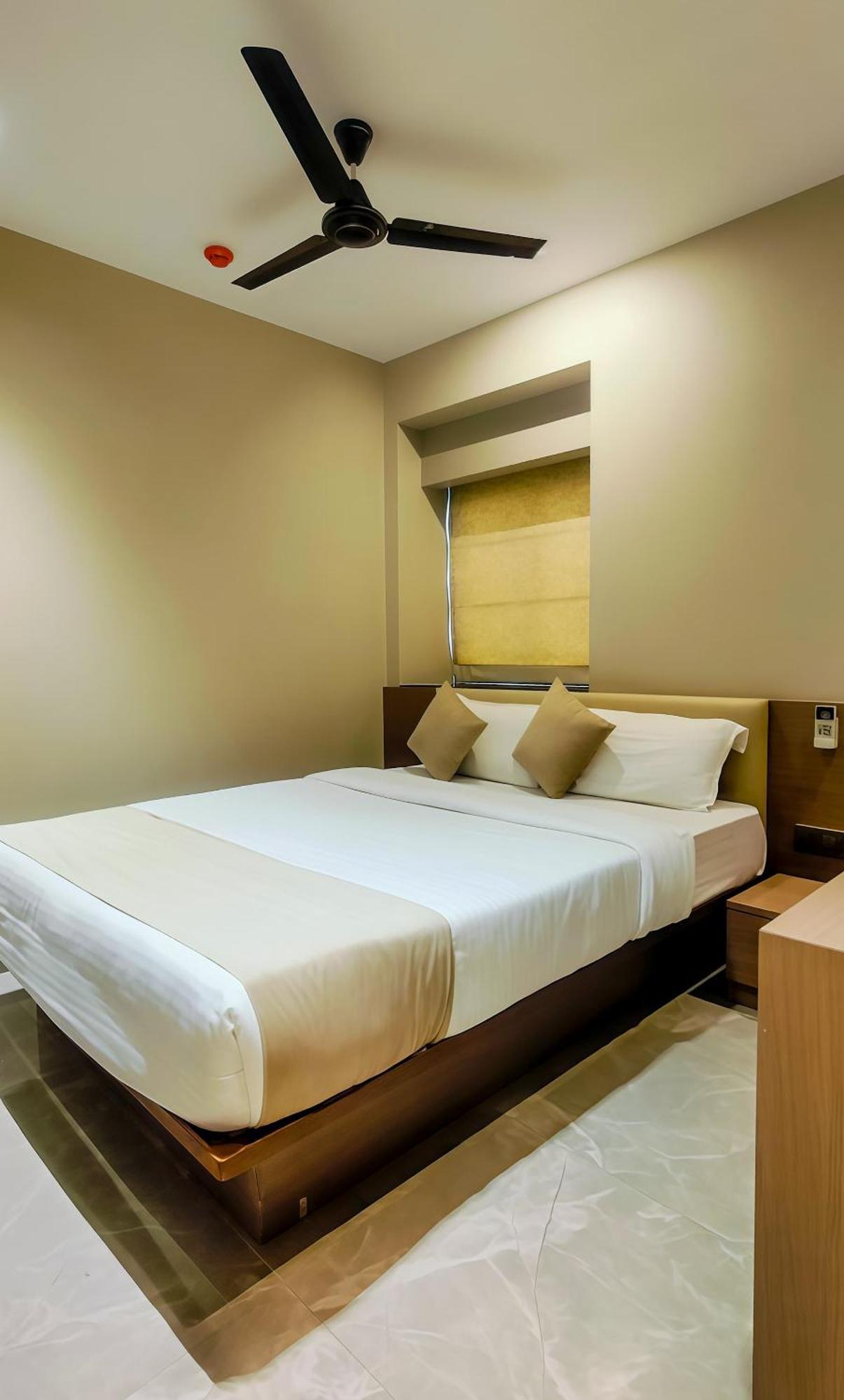 The Falcon Inn Mumbai Exterior photo