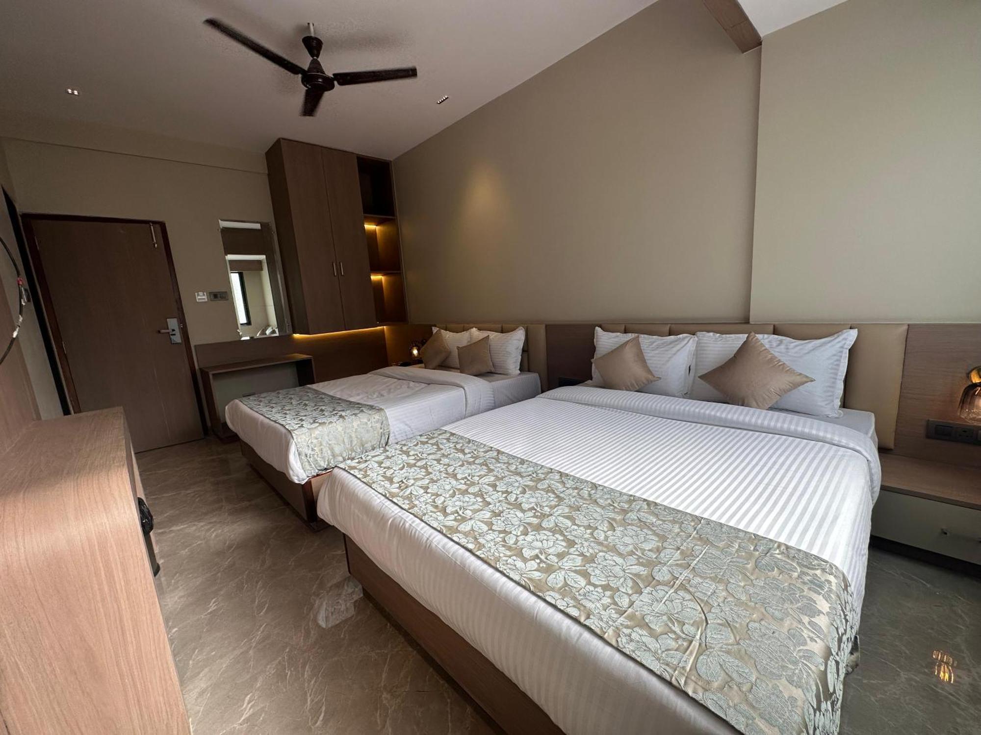 The Falcon Inn Mumbai Exterior photo